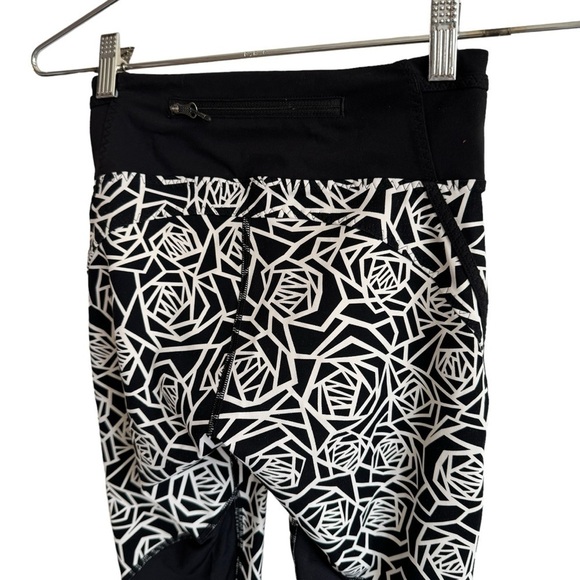 Lululemon Real Quick Crop *Full-On Luxtreme, Posey Black White/Black, Size 2 - Picture 10 of 12